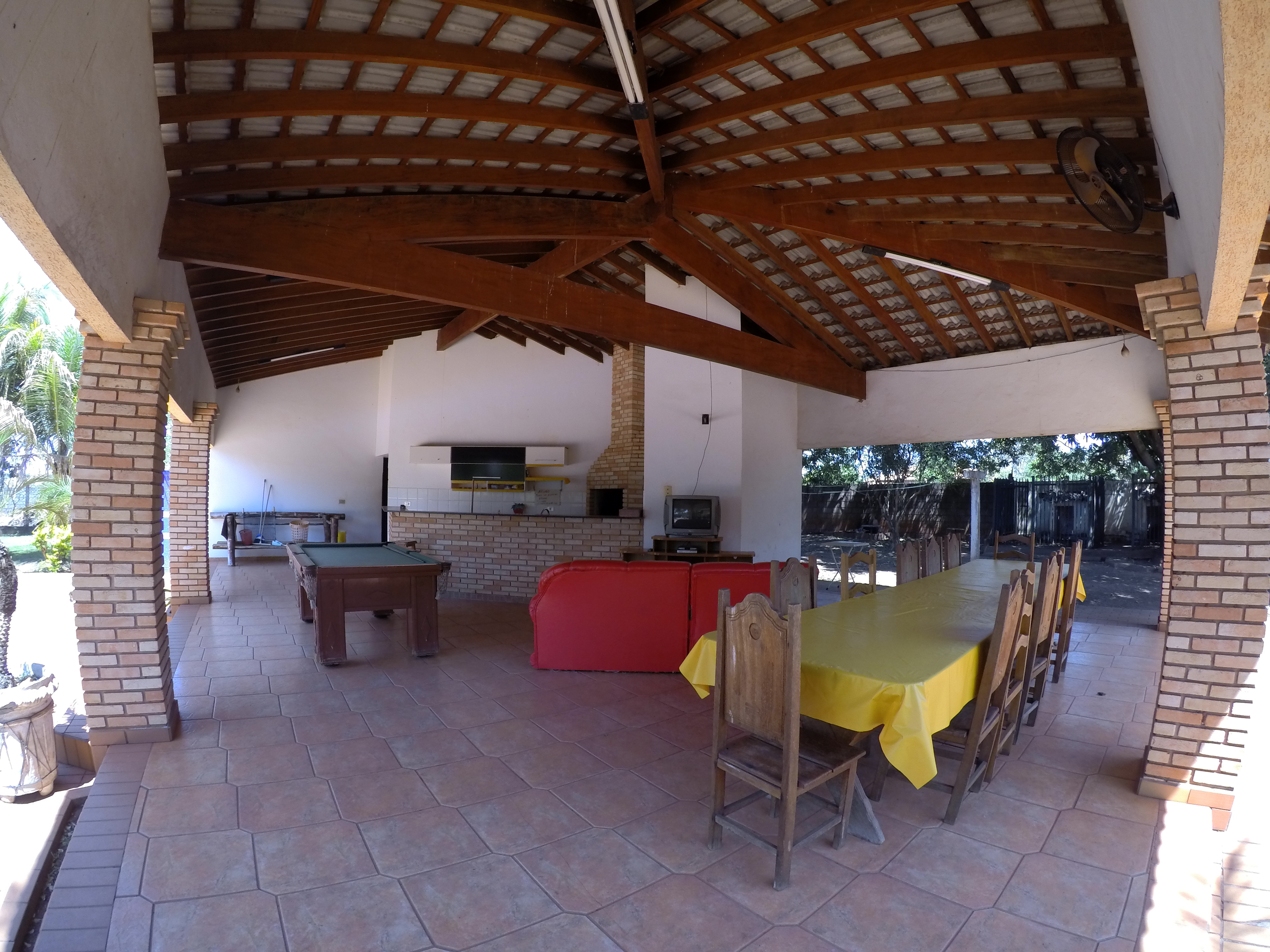 Espaço gourmet com mesa de bilhar e mesa de jantar