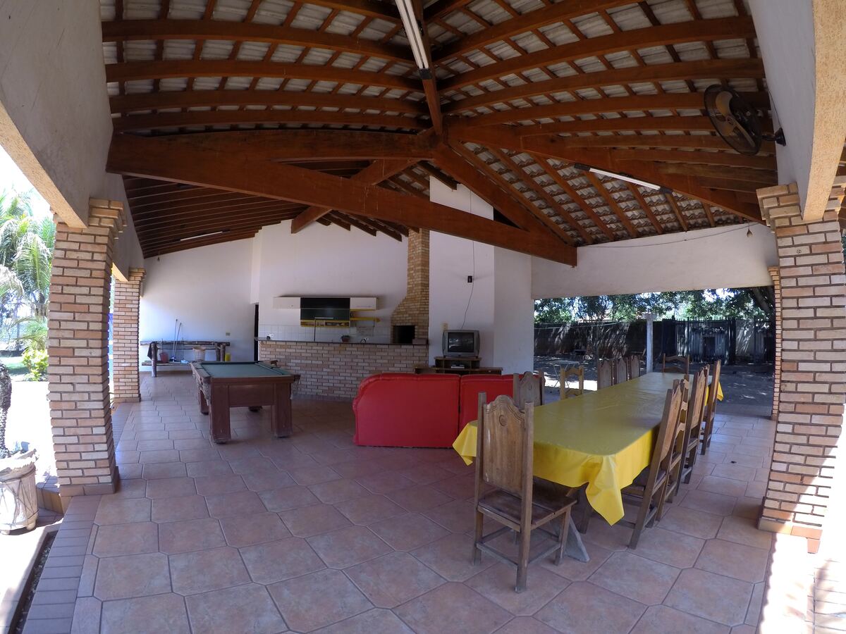 Espaço gourmet com mesa de bilhar e mesa de jantar