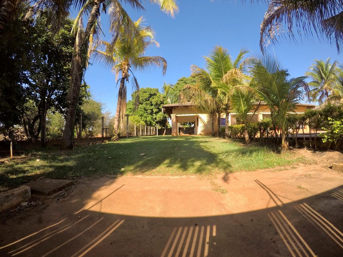 Jardim e fachada do Rancho em Cardoso entre coqueiros