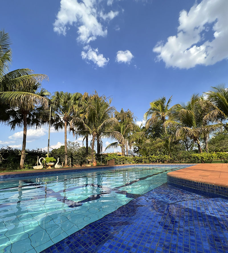 Piscina grande do Rancho em Cardoso com espaço para toda a família