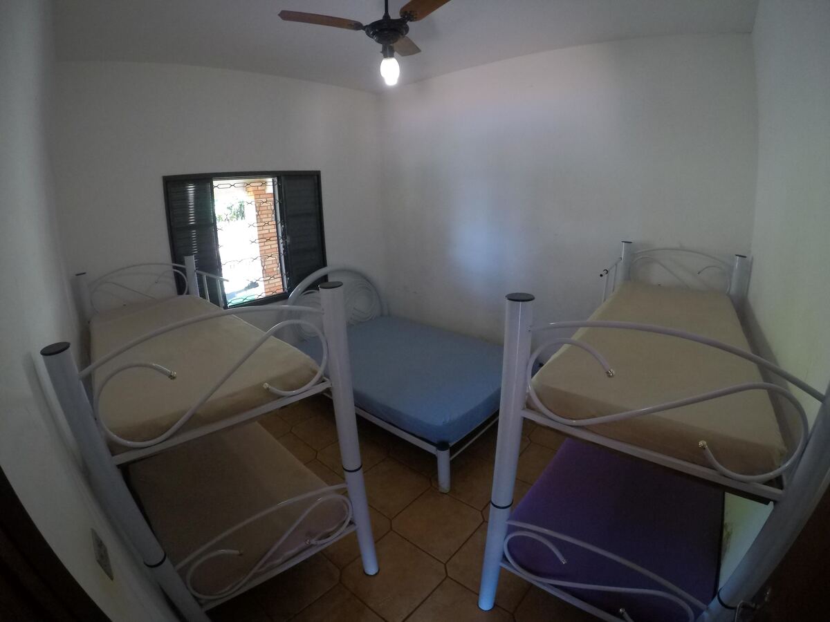 Quarto do Rancho em Cardoso com cama de casal e dois beliches